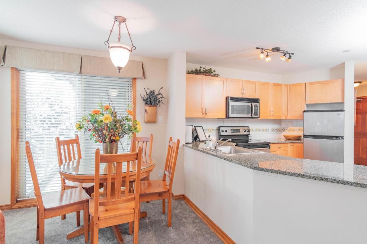 The Best Ski In Ski Out Two Bedroom Condo At Aspens 휘슬러 외부 사진