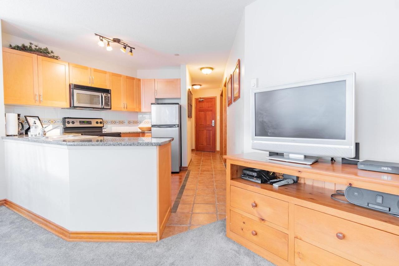 The Best Ski In Ski Out Two Bedroom Condo At Aspens 휘슬러 외부 사진