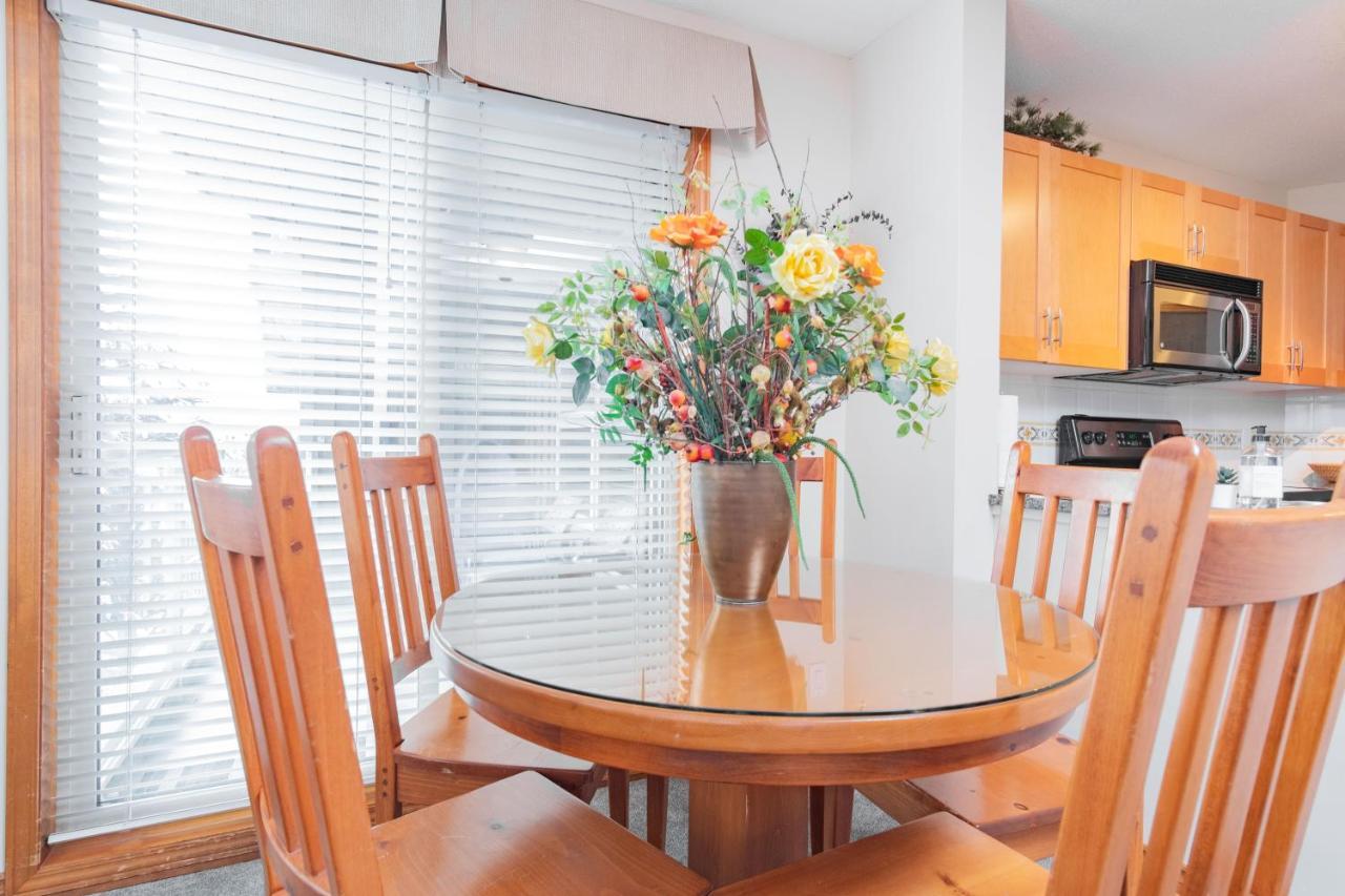 The Best Ski In Ski Out Two Bedroom Condo At Aspens 휘슬러 외부 사진